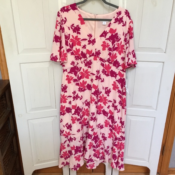 Liz Claiborne Dresses & Skirts - Liz Claiborne Pink Floral Short Sleeve Midi Dress